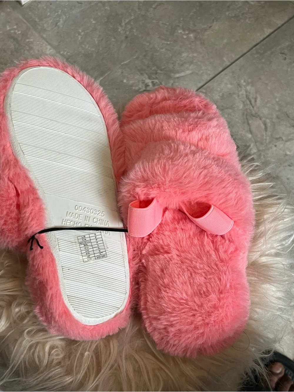 Plush Pink Fuzzy Slide Sandals - Women's Cozy Slip-Ons